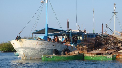 Trading for lobster © Ian & Andrea Treleaven
